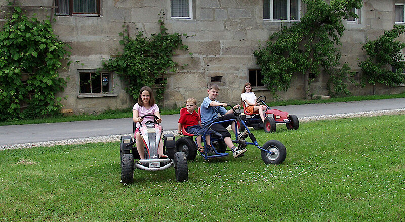 viele Tretfahrzeuge auf dem Moaxnhof in Bayern